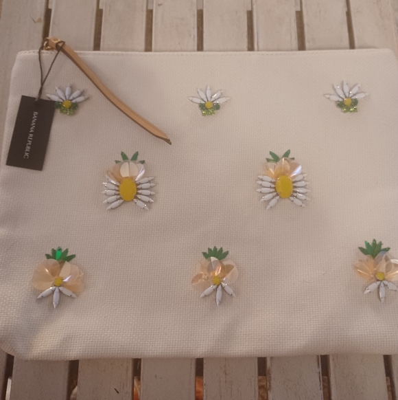 Banana Republic CANVAS & LEATHER JEWELED PINEAPPLE CLUTCH NWT - Picture 3 of 7